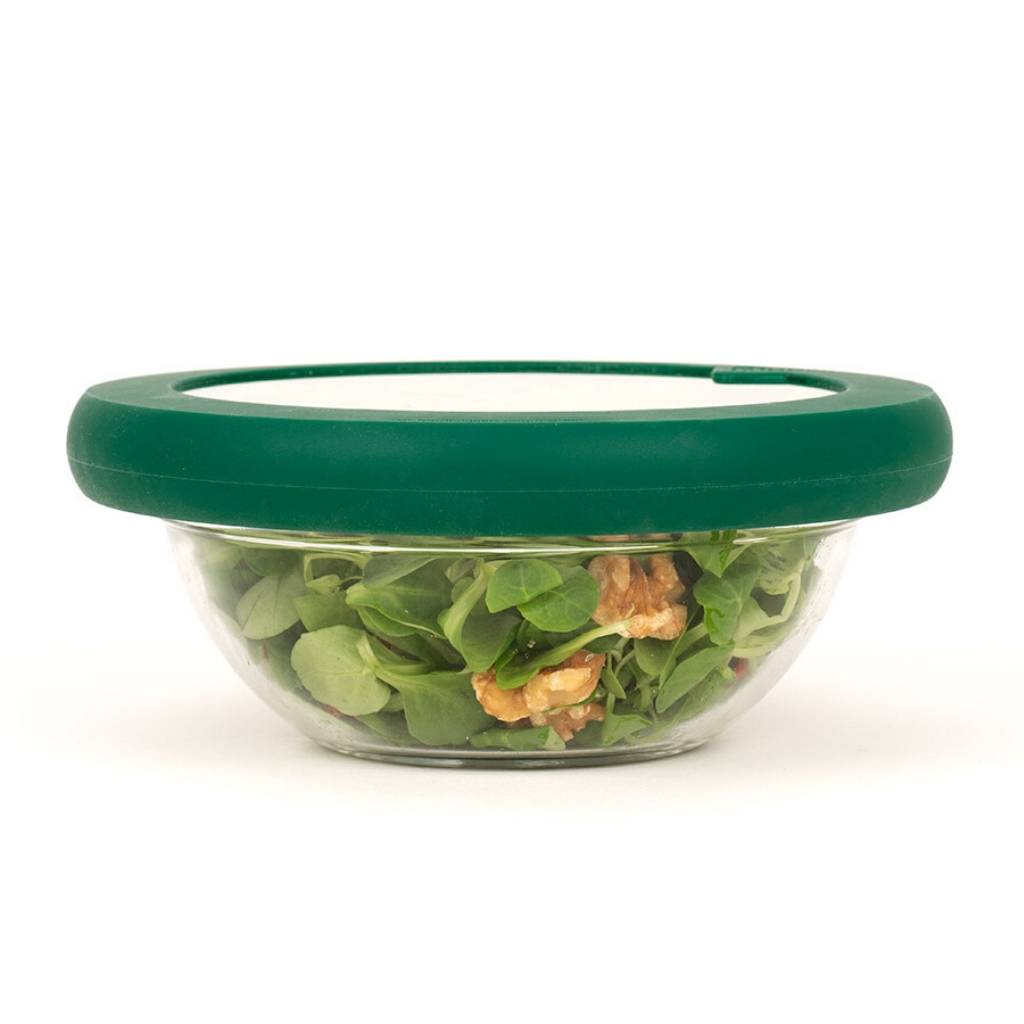 Glass bowl with green hugger lid preserving spinach, the perfect alternative for zero waste