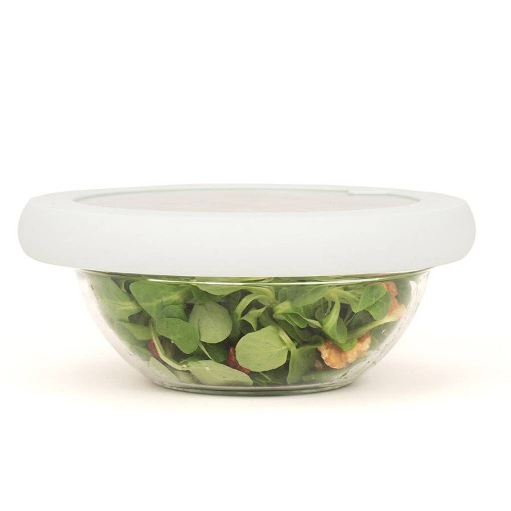 Glass bowl with white hugger lid preserving spinach, the perfect alternative for zero waste