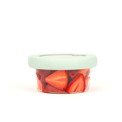 Glass bowl with pieces strawberries with a sustainable hugger lids to preserve food